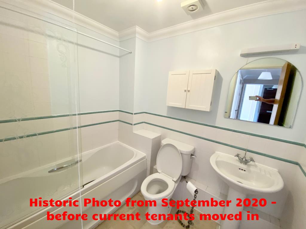 Lot: 65 - THREE-BEDROOM FLAT FOR INVESTMENT - Bathroom with W.C.